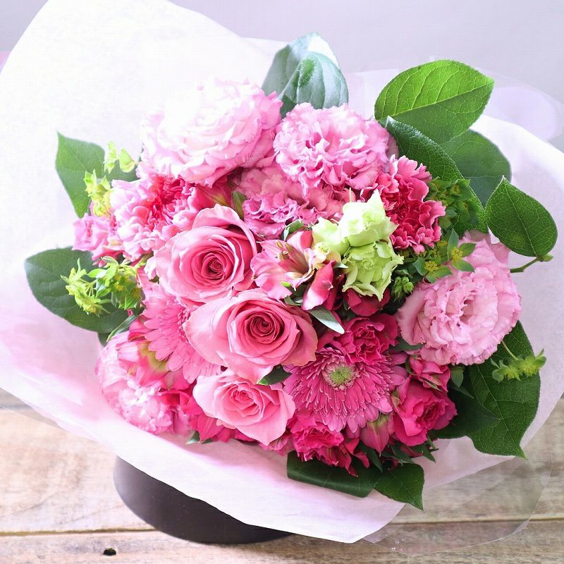 ピンク色の花束、アレンジメント。誕生日、記念日に喜ばれるお花の贈り物。フラワーギフト