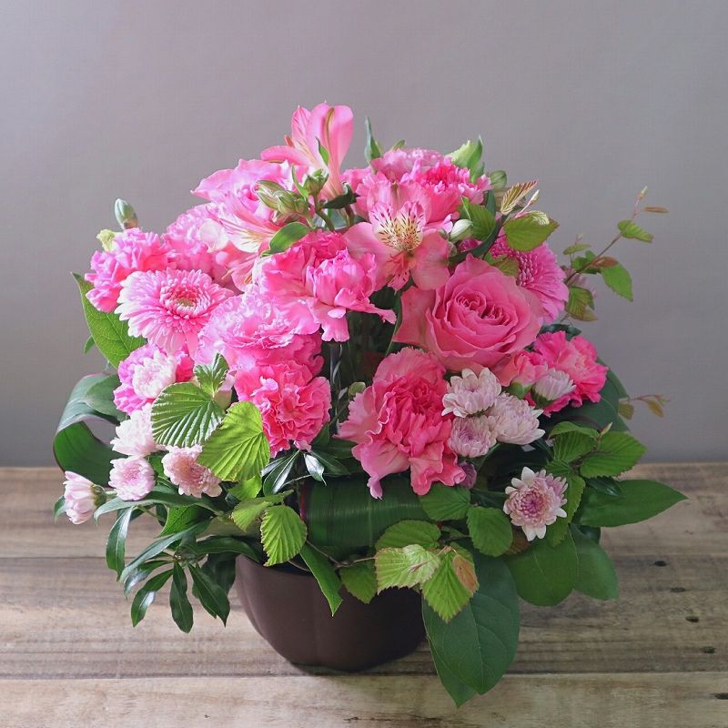 ピンク色の花束、アレンジメント。誕生日、記念日に喜ばれるお花の贈り物。フラワーギフト