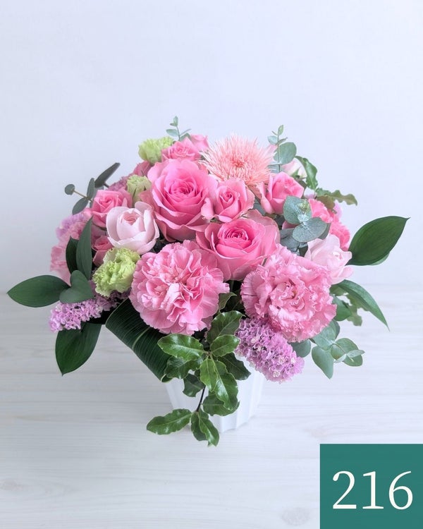 ピンク色の花、アレンジメント。誕生日、記念日に喜ばれるお花の贈り物。フラワーギフト