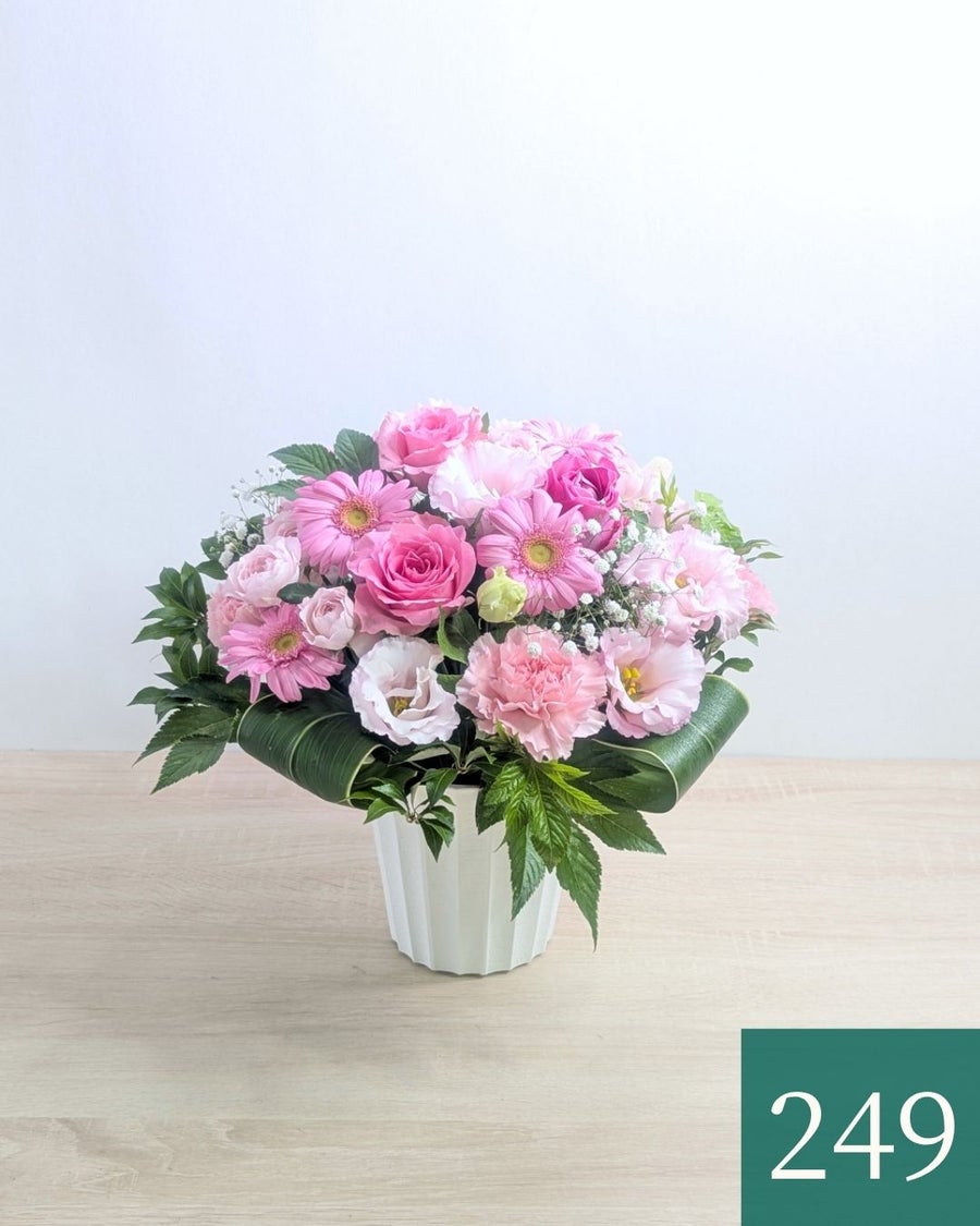 ピンク色の花、アレンジメント。誕生日、記念日に喜ばれるお花の贈り物。フラワーギフト