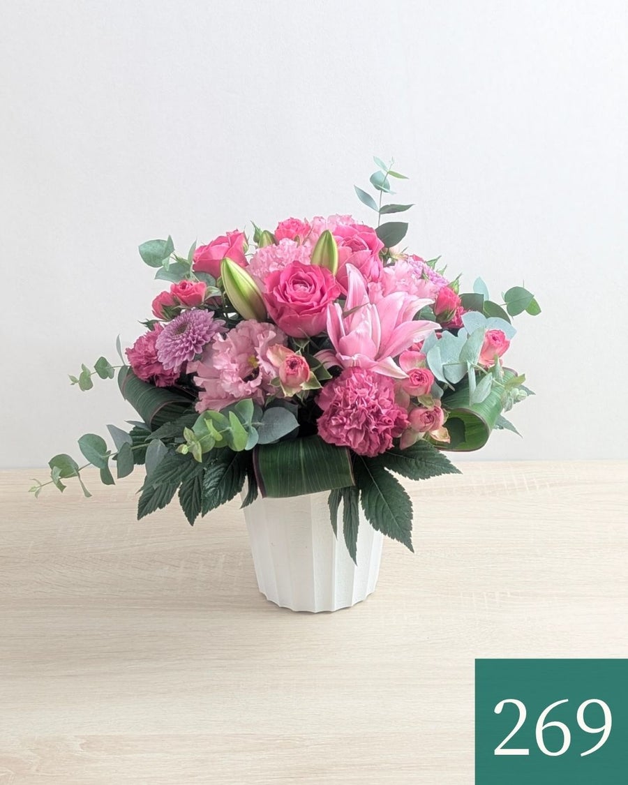 ピンク色の花、アレンジメント。誕生日、記念日に喜ばれるお花の贈り物。フラワーギフト