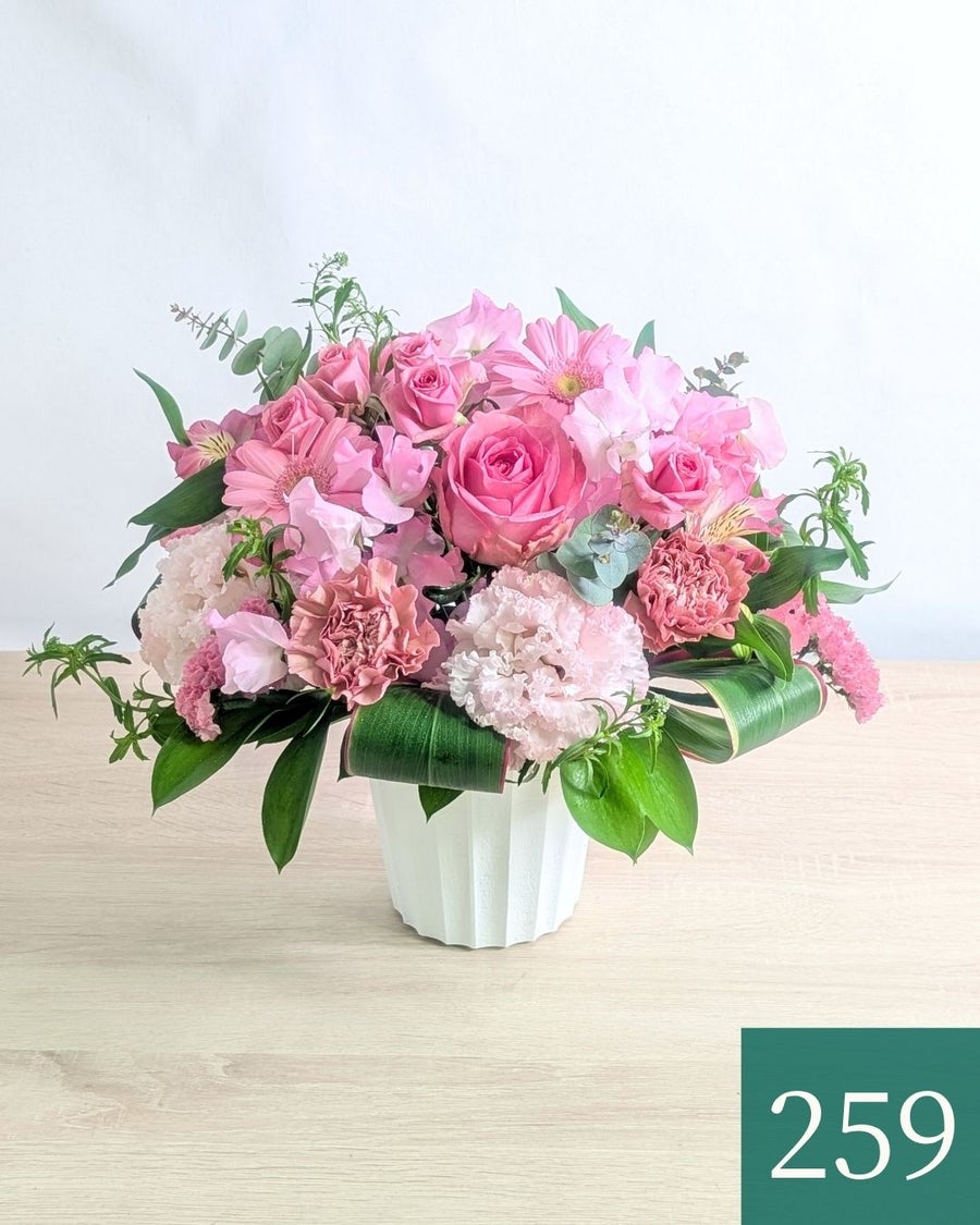 ピンク色の花、アレンジメント。誕生日、記念日に喜ばれるお花の贈り物。フラワーギフト