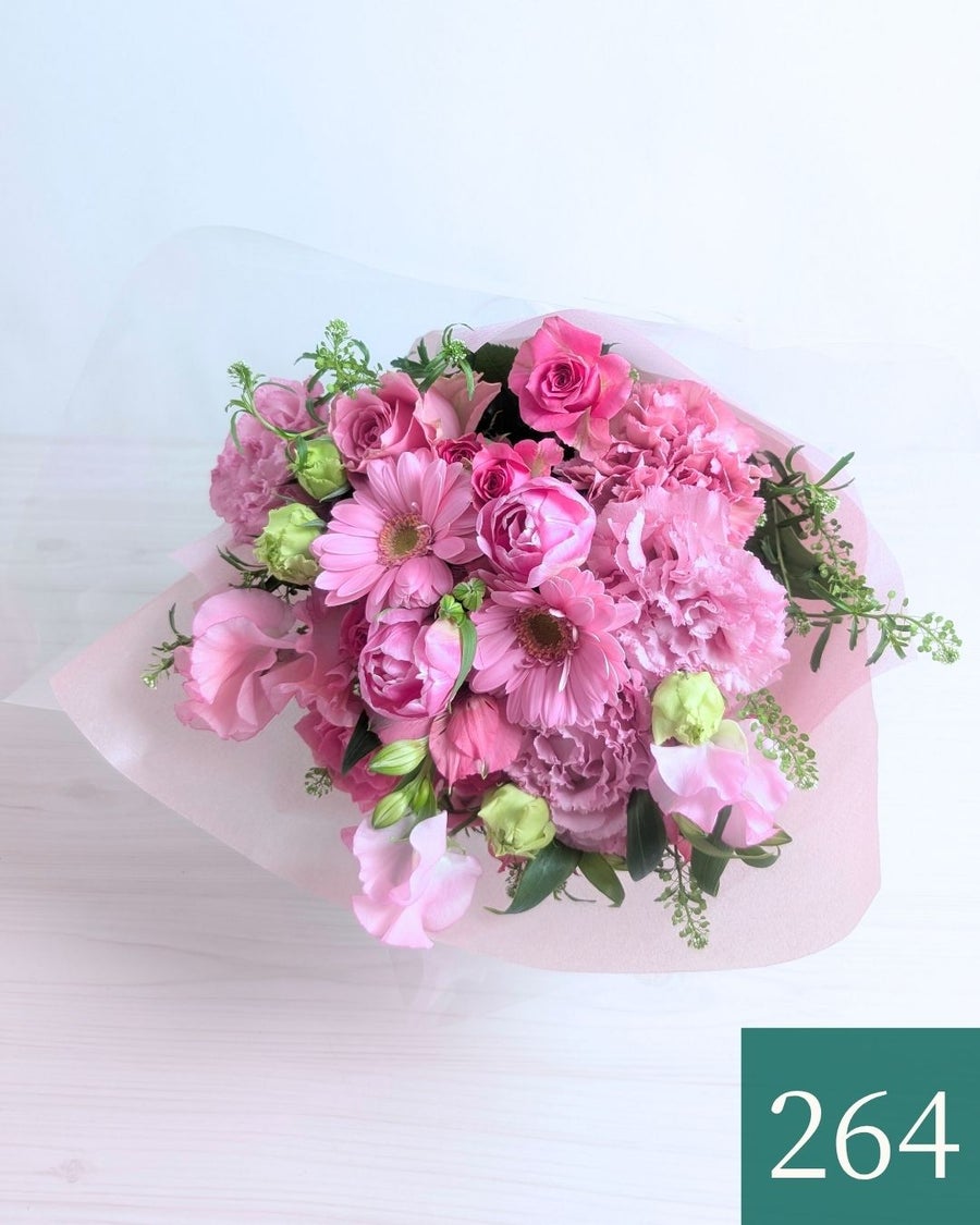 ピンク色の花束、アレンジメント。誕生日、記念日に喜ばれるお花の贈り物。フラワーギフト