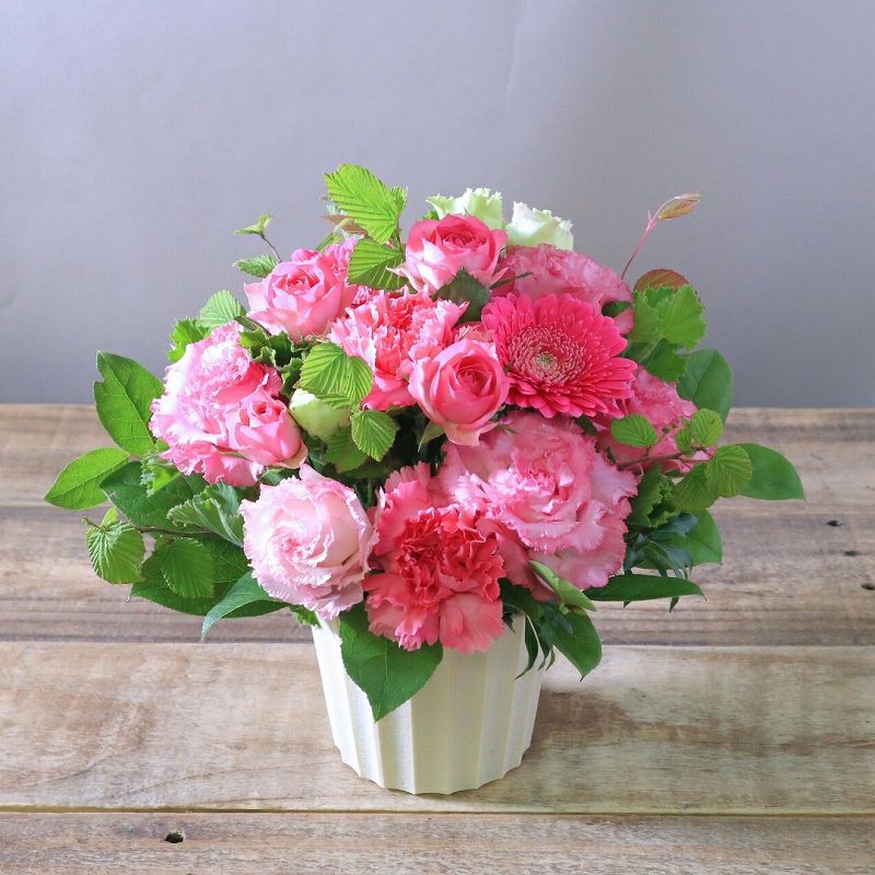 ピンク色の花束、アレンジメント。誕生日、記念日に喜ばれるお花の贈り物。フラワーギフト