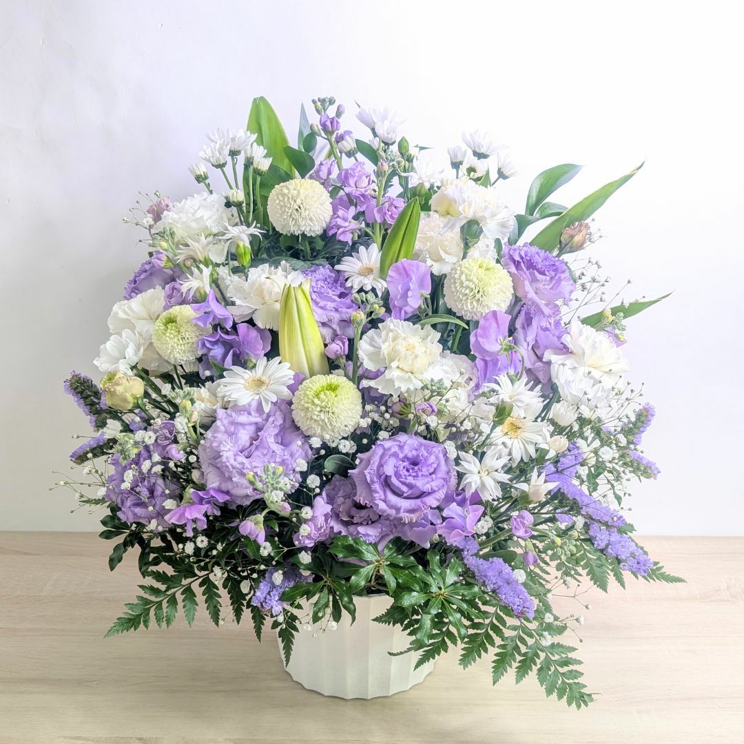 紫の花、ラベンダー色、藤色の花束、アレンジメント。お祝い、お供えにも喜ばれるお花、フラワーギフト