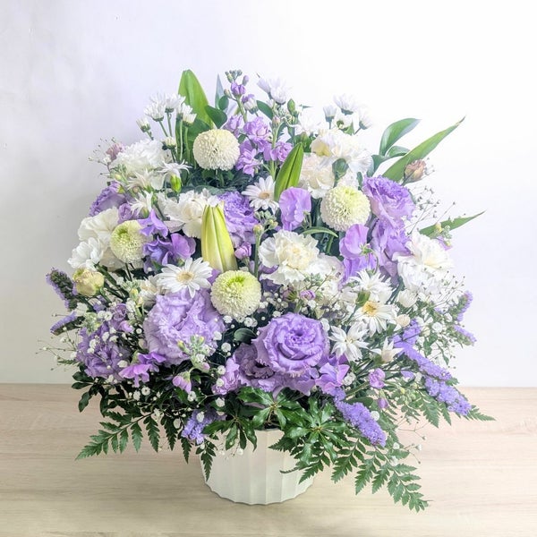 紫の花、ラベンダー色、藤色の花束、アレンジメント。お祝い、お供えにも喜ばれるお花、フラワーギフト