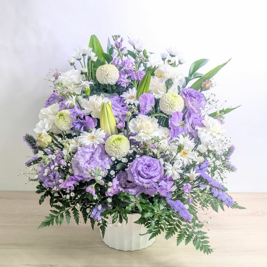 紫の花、ラベンダー色、藤色の花束、アレンジメント。お祝い、お供えにも喜ばれるお花、フラワーギフト