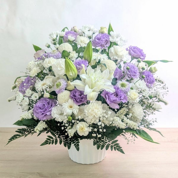 紫の花、ラベンダー色、藤色の花束、アレンジメント。お祝い、お供えにも喜ばれるお花、フラワーギフト