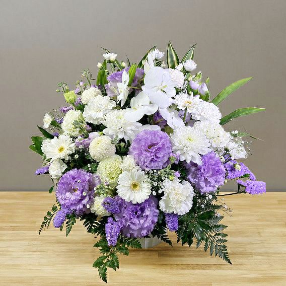 紫の花、ラベンダー色、藤色の花束、アレンジメント。お祝い、お供えにも喜ばれるお花、フラワーギフト