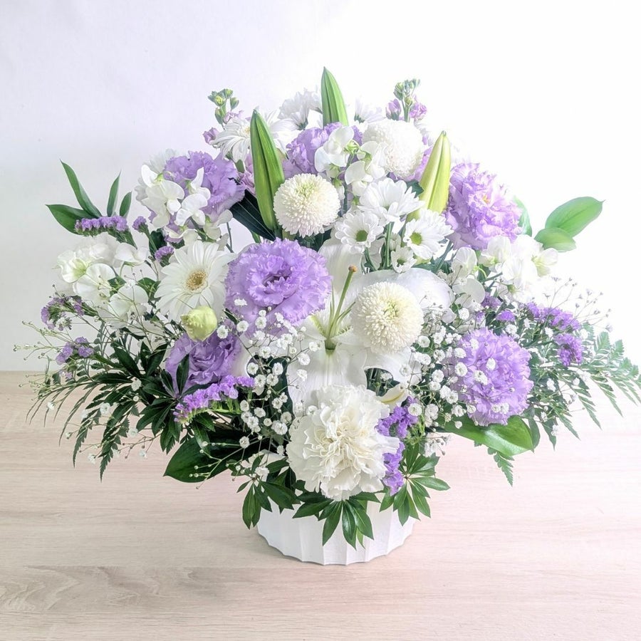 紫の花、ラベンダー色、藤色の花束、アレンジメント。お祝い、お供えにも喜ばれるお花、フラワーギフト