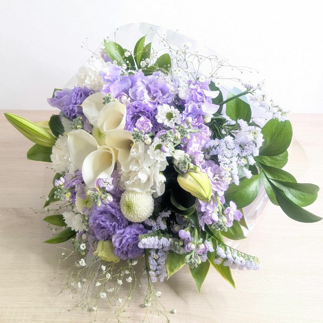 紫の花、ラベンダー色、藤色の花束、アレンジメント。お祝い、お供えにも喜ばれるお花、フラワーギフト