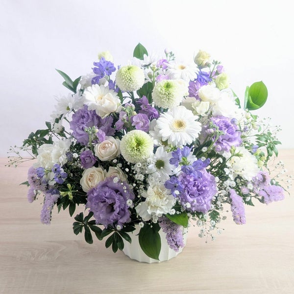 紫の花、ラベンダー色、藤色の花束、アレンジメント。お祝い、お供えにも喜ばれるお花、フラワーギフト