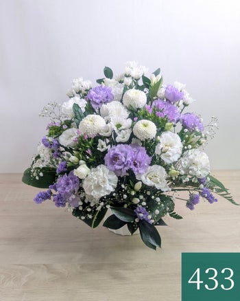 紫の花、ラベンダー色、藤色の花束、アレンジメント。お祝い、お供えにも喜ばれるお花、フラワーギフト