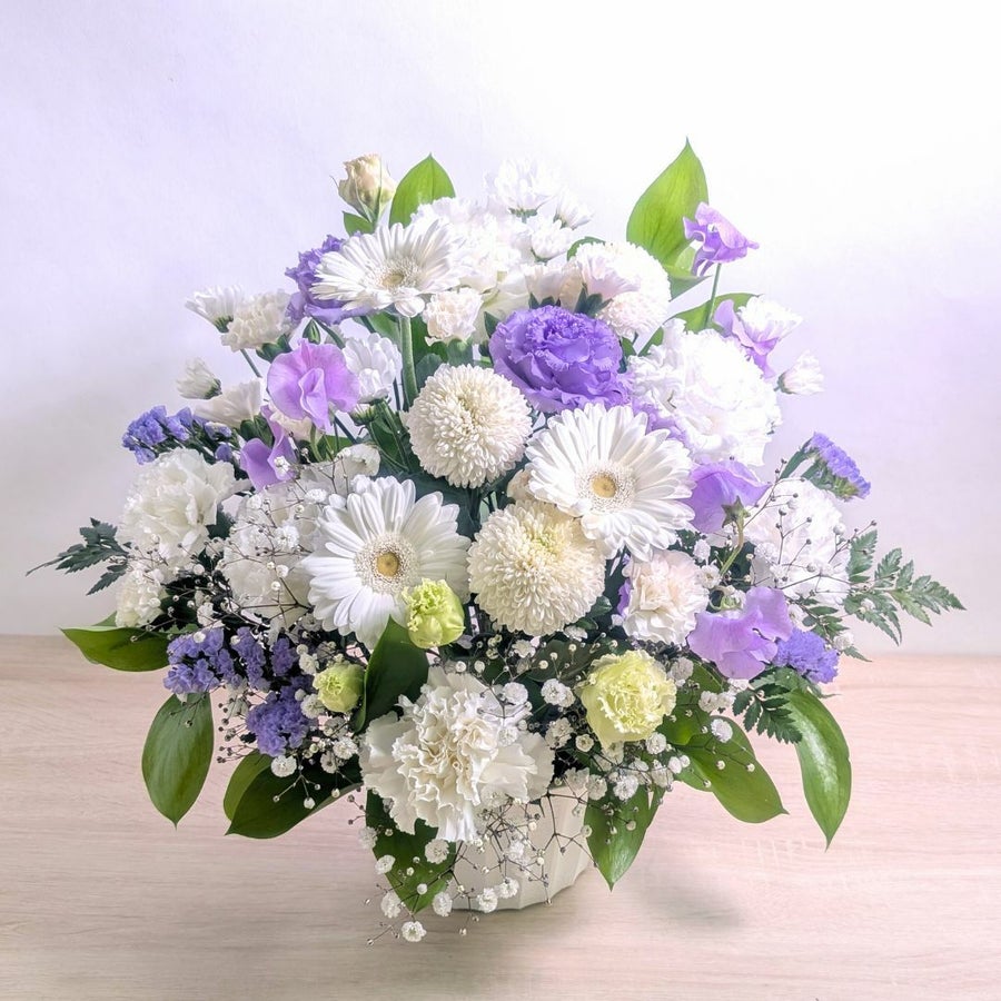 紫の花、ラベンダー色、藤色の花束、アレンジメント。お祝い、お供えにも喜ばれるお花、フラワーギフト