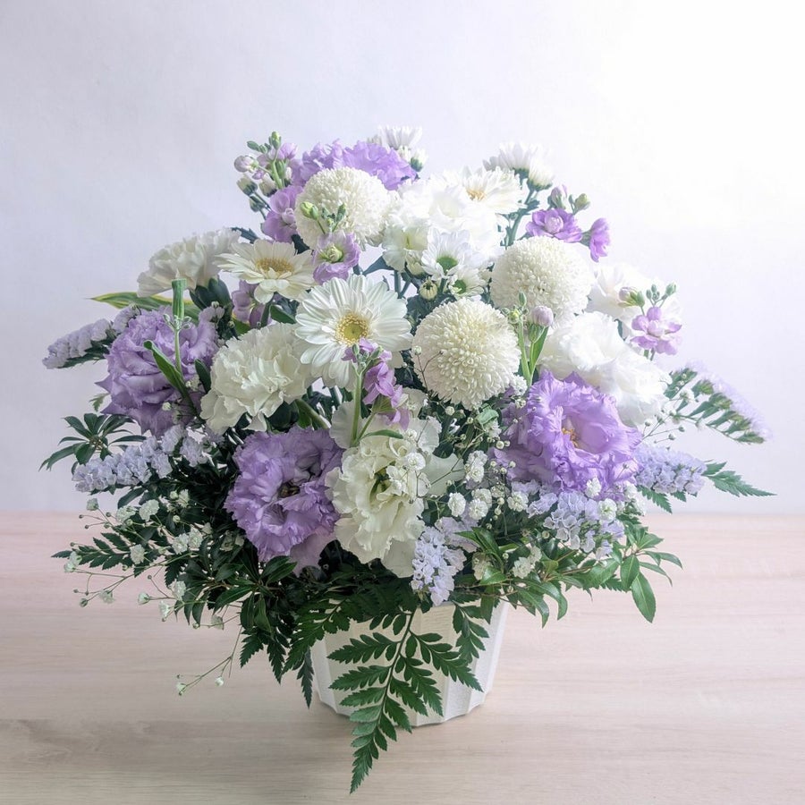 紫の花、ラベンダー色、藤色の花束、アレンジメント。お祝い、お供えにも喜ばれるお花、フラワーギフト