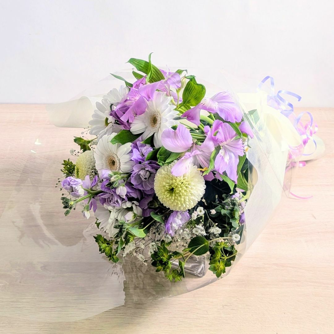紫の花、ラベンダー色、藤色の花束、アレンジメント。お祝い、お供えにも喜ばれるお花、フラワーギフト