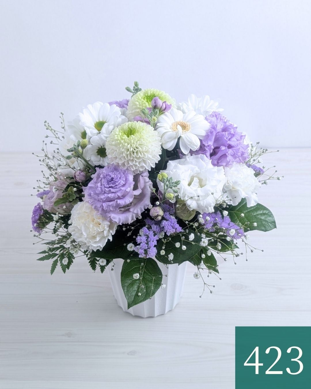 紫の花、ラベンダー色、藤色の花束、アレンジメント。お祝い、お供えにも喜ばれるお花、フラワーギフト