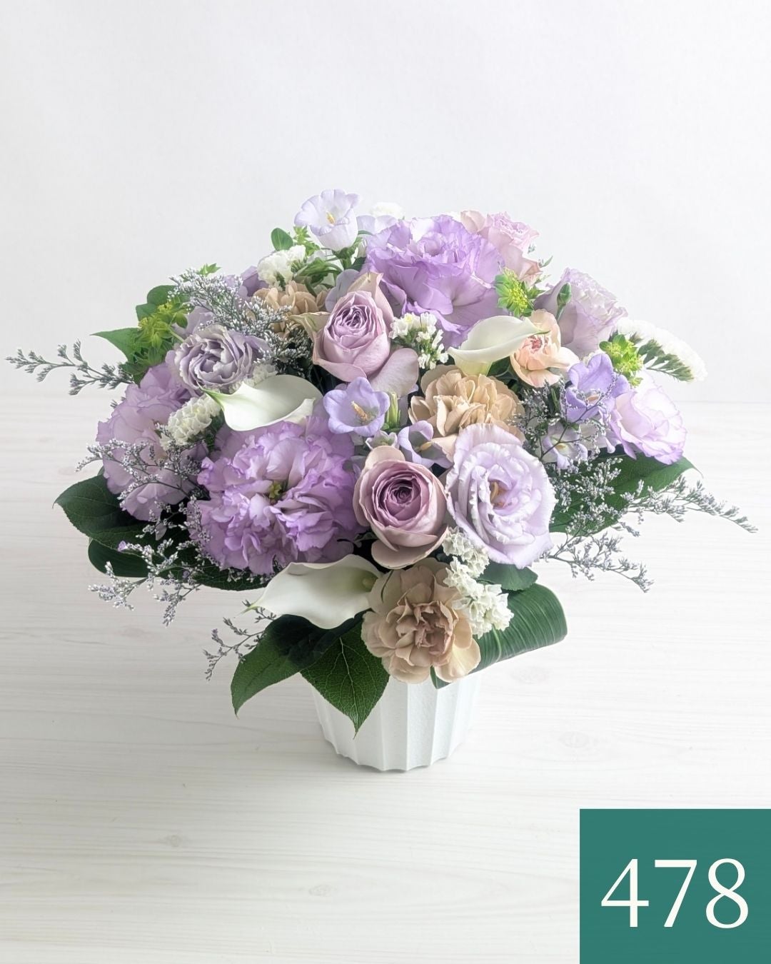 紫の花、ラベンダー色、藤色の花束、アレンジメント。お祝い、お供えにも喜ばれるお花、フラワーギフト
