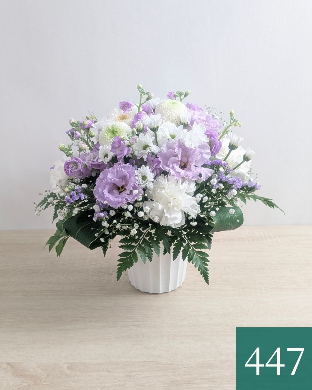 紫の花、ラベンダー色、藤色の花束、アレンジメント。お祝い、お供えにも喜ばれるお花、フラワーギフト