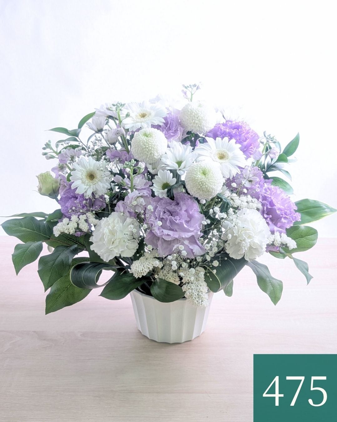 紫の花、ラベンダー色、藤色の花束、アレンジメント。お祝い、お供えにも喜ばれるお花、フラワーギフト