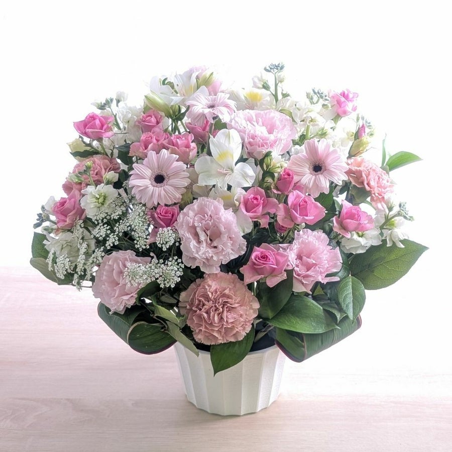 ピンク色のおしゃれな花束、上質なアレンジメント。お祝いに喜ばれるお花、フラワーギフト