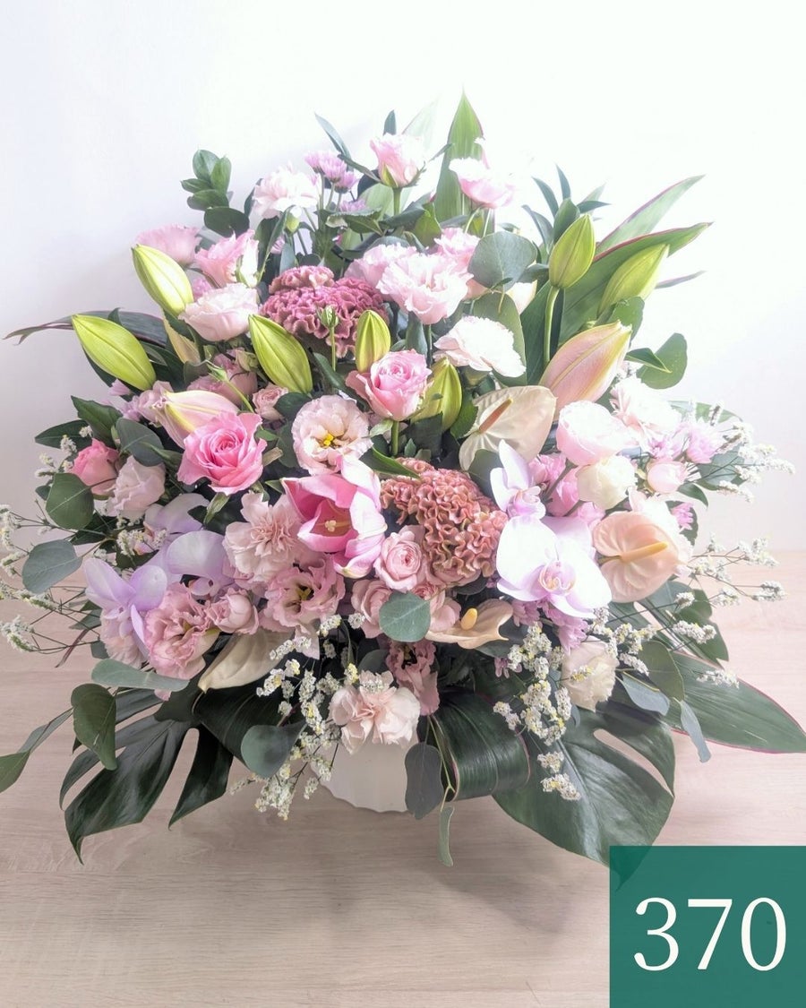 ピンク色のおしゃれな花束、上質なアレンジメント。お祝いに喜ばれるお花、フラワーギフト