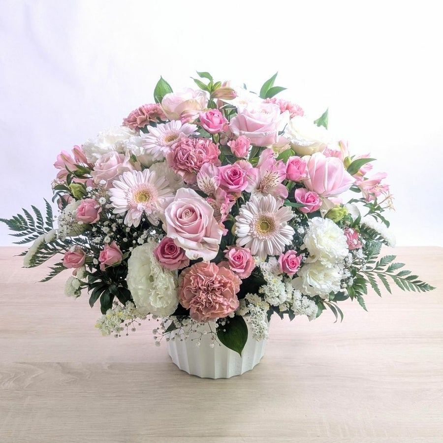 ピンク色のおしゃれな花束、上質なアレンジメント。お祝いに喜ばれるお花、フラワーギフト