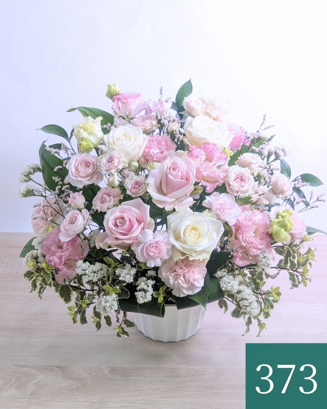 ピンク色のおしゃれな花束、上質なアレンジメント。お祝いに喜ばれるお花、フラワーギフト