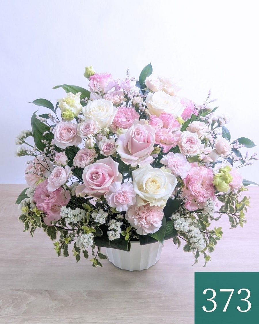 ピンク色のおしゃれな花束、上質なアレンジメント。お祝いに喜ばれるお花、フラワーギフト