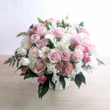 ピンク色のおしゃれな花束、上質なアレンジメント。お祝いに喜ばれるお花、フラワーギフト