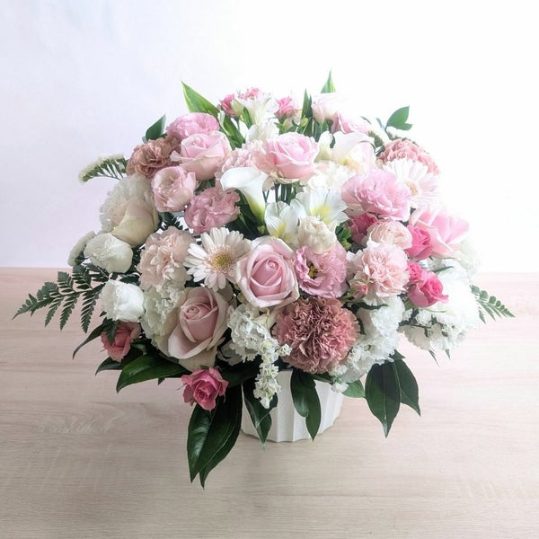 ピンク色のおしゃれな花束、上質なアレンジメント。お祝いに喜ばれるお花、フラワーギフト