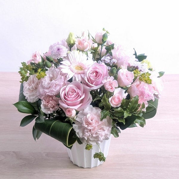 ピンク色のおしゃれな花束、上質なアレンジメント。お祝いに喜ばれるお花、フラワーギフト