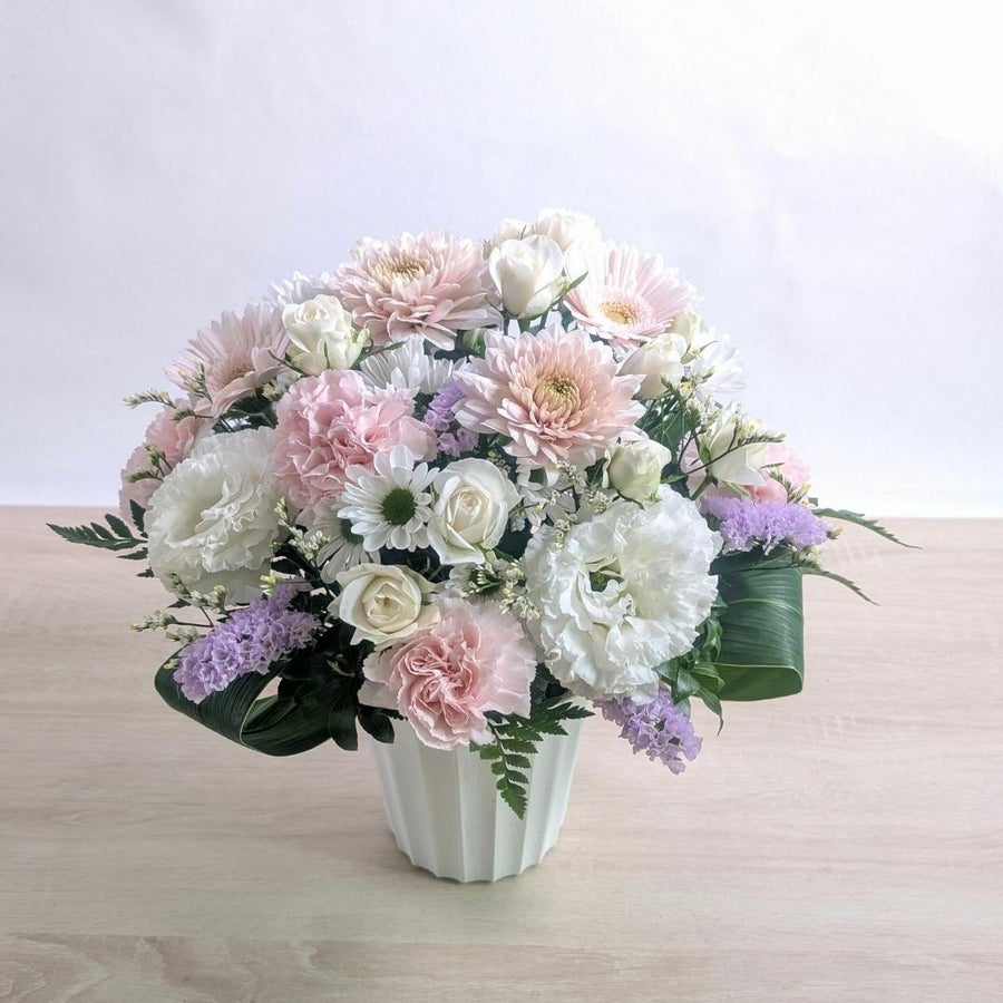 ピンク色のおしゃれな花束、上質なアレンジメント。お祝いに喜ばれるお花、フラワーギフト