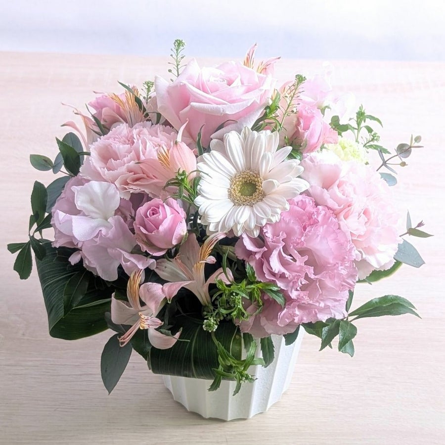 ピンク色のおしゃれな花束、上質なアレンジメント。お祝いに喜ばれるお花、フラワーギフト