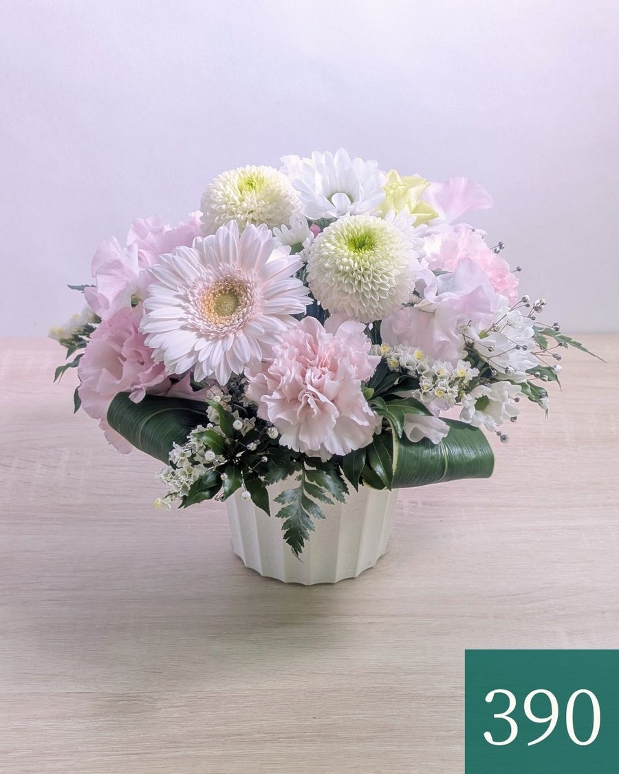 ピンク色のおしゃれな花束、上質なアレンジメント。お祝いに喜ばれるお花、フラワーギフト