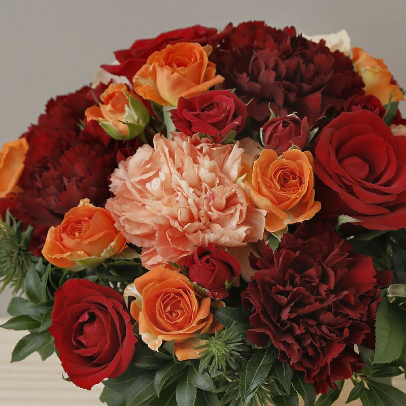 オレンジ色と赤色の花束、おしゃれなアレンジメント。会社のお祝い・記念日に喜ばれるお花のギフト