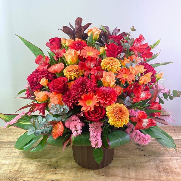 オレンジ色と赤色の花束、おしゃれなアレンジメント。会社のお祝い・記念日に喜ばれるお花のギフト