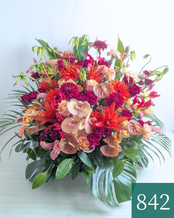 オレンジ色と赤色の花束、おしゃれなアレンジメント。会社のお祝い・記念日に喜ばれるお花のギフト