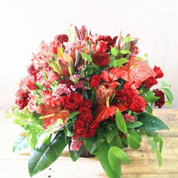 オレンジ色と赤色の花束、おしゃれなアレンジメント。会社のお祝い・記念日に喜ばれるお花のギフト