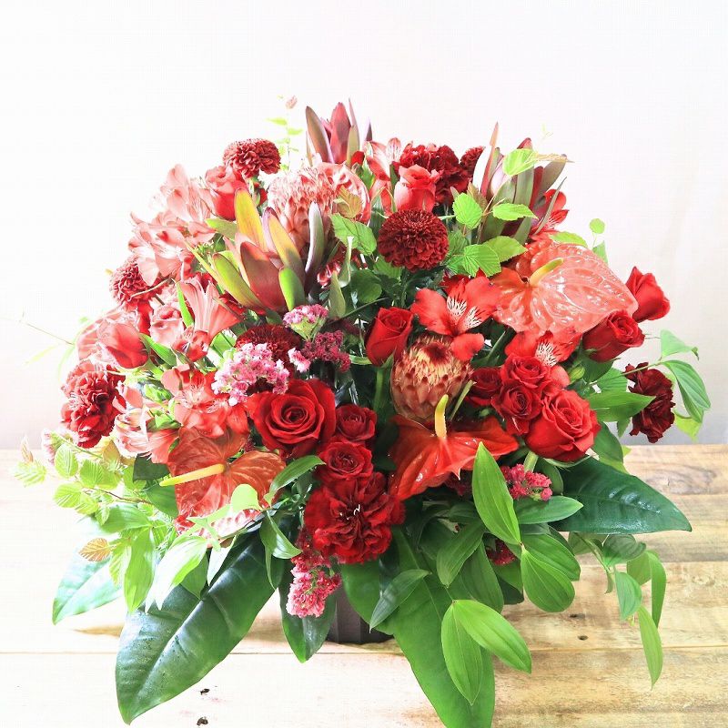 オレンジ色と赤色の花束、おしゃれなアレンジメント。会社のお祝い・記念日に喜ばれるお花のギフト