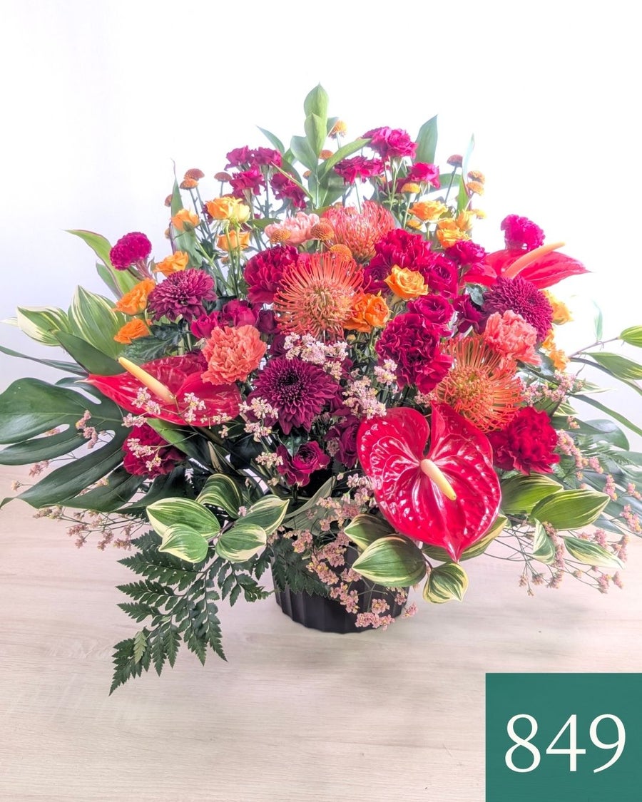 オレンジ色と赤色の花束、おしゃれなアレンジメント。会社のお祝い・記念日に喜ばれるお花のギフト