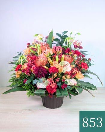 オレンジ色と赤色の花束、おしゃれなアレンジメント。会社のお祝い・記念日に喜ばれるお花のギフト