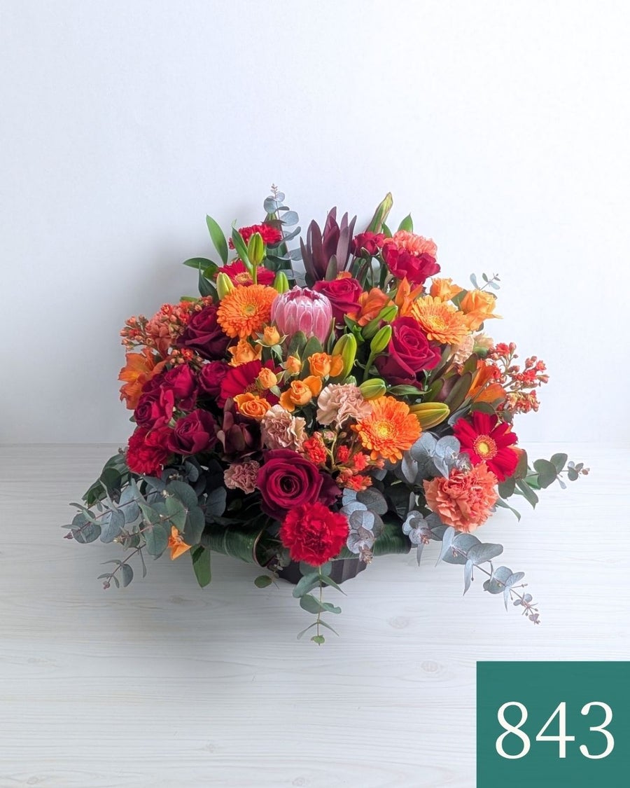 オレンジ色と赤色の花束、おしゃれなアレンジメント。会社のお祝い・記念日に喜ばれるお花のギフト