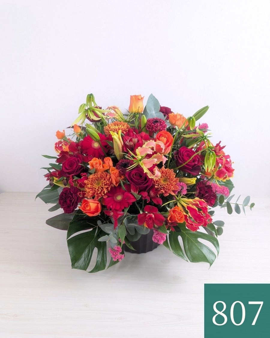 オレンジ色と赤色の花束、おしゃれなアレンジメント。会社のお祝い・記念日に喜ばれるお花のギフト