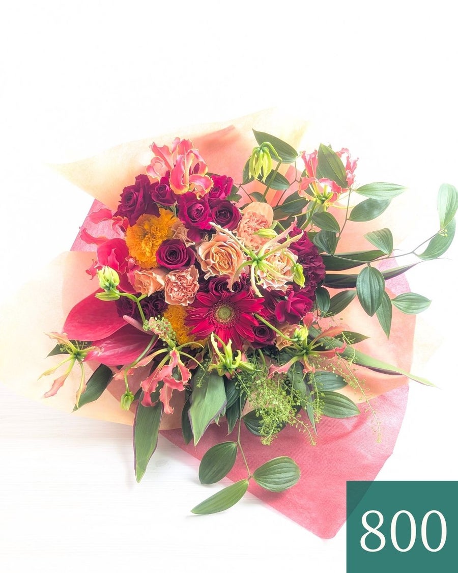 オレンジ色と赤色の花束、おしゃれなアレンジメント。会社のお祝い・記念日に喜ばれるお花のギフト