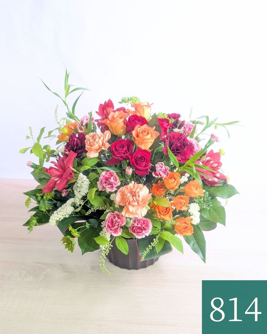 オレンジ色と赤色の花束、おしゃれなアレンジメント。会社のお祝い・記念日に喜ばれるお花のギフト