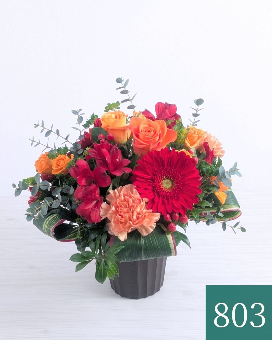 オレンジ色と赤色の花束、おしゃれなアレンジメント。会社のお祝い・記念日に喜ばれるお花のギフト