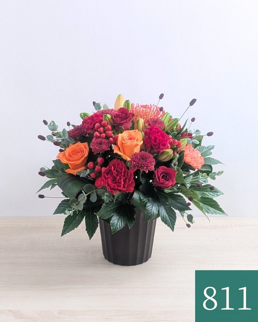 オレンジ色と赤色の花束、おしゃれなアレンジメント。会社のお祝い・記念日に喜ばれるお花のギフト