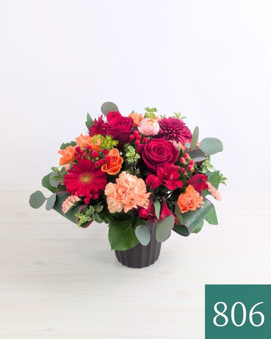 オレンジ色と赤色の花束、おしゃれなアレンジメント。会社のお祝い・記念日に喜ばれるお花のギフト