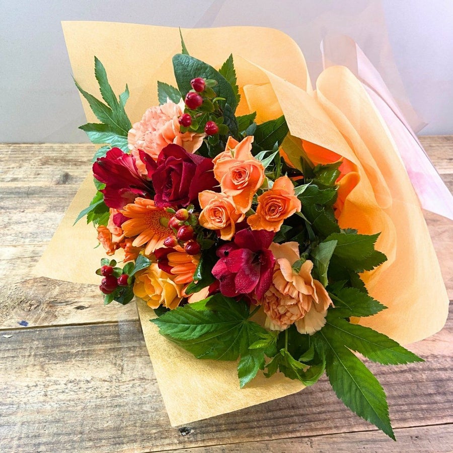 オレンジ色と赤色の花束、おしゃれなアレンジメント。会社のお祝い・記念日に喜ばれるお花のギフト